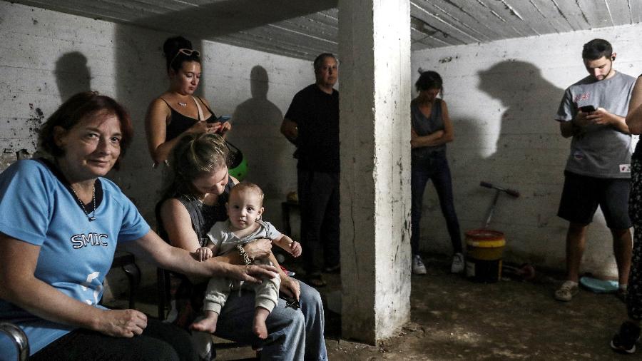 Israelenses se abrigam em bunker em Tel Aviv, em 2023 Israelenses se abrigam em bunker em Tel Aviv, em 2023
