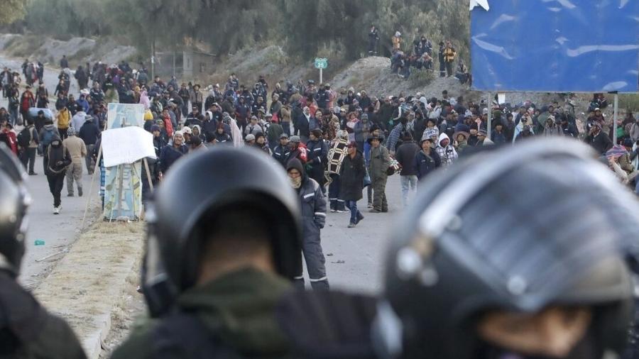 Apoiadores do ex-presidente Evo Morales bloqueiam uma estrada para protestar contra o governo do presidente Luis Arce em Vinto, Bolívia - David Flores/AFP