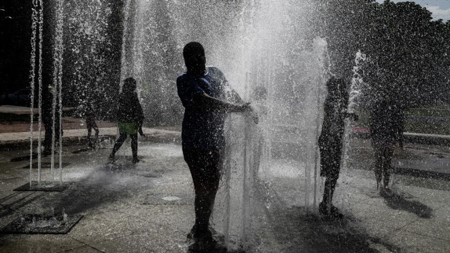 Crianças brincam em uma fonte na cidade francesa de Lyon durante uma onda de calor Crianças brincam em uma fonte na cidade francesa de Lyon durante uma onda de calor