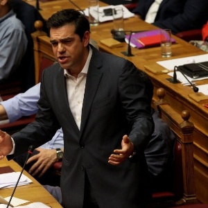 Antes da votação, Tsipras disse que está determinado "a não abandonar o bastião" do governo e a prosseguir com a "batalha" para melhorar as condições do plano de resgate firmado com os credores - Marios Lolos/Xinhua