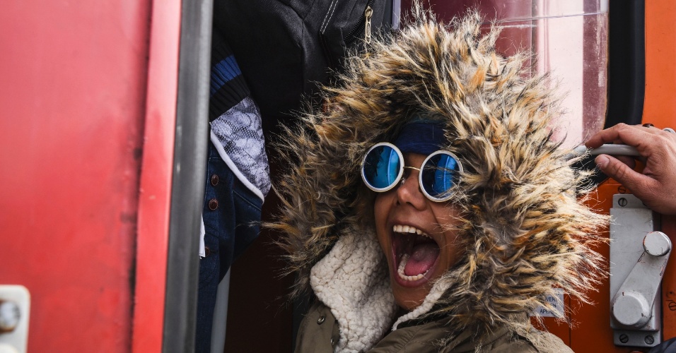 29.set.2015 - Mulher usando óculos escuros reage ao embarcar num trem com migrantes e requerentes de asilo perto do campo de registro depois de cruzar a fronteira greco-Macedonia perto Gevgelija