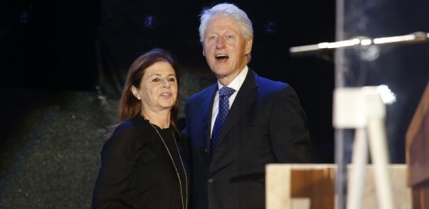 Bill Clinton abraça filha de Yitzhak Rabin em cerimônia que homenageou o ex-premiê