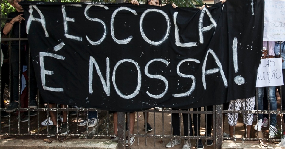 10.nov.2015 - Alunos ocupam Escola Estadual Fernão Dias, em Pinheiros, São Paulo. Eles são contra a reorganização escolar