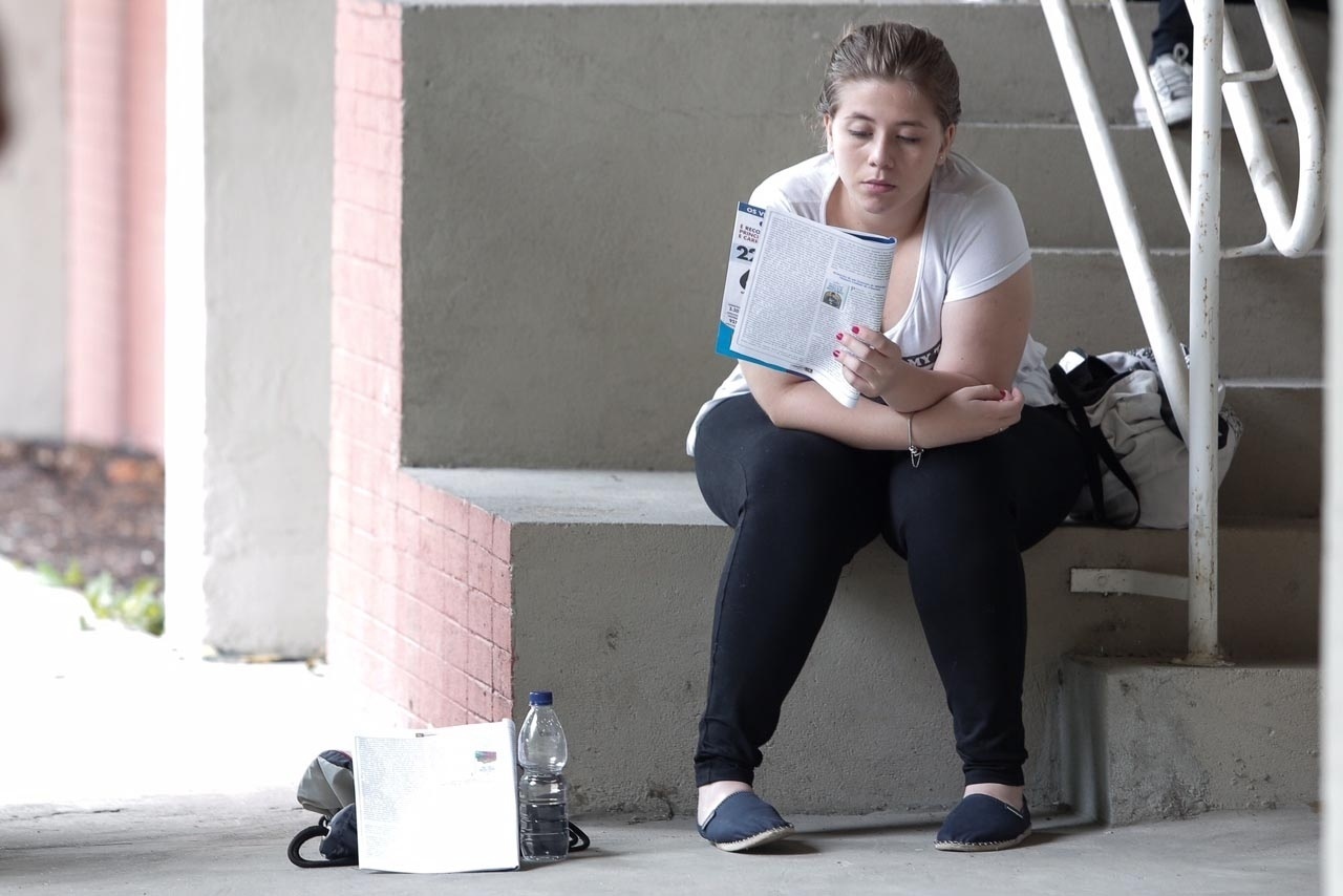 29.nov.2015 - Candidatos aguardam o início da prova na Escola Politécnica da USP (Universidade de São Paulo), na zona este de São Paulo. Eles farão a primeira fase da Fuvest 2016 neste domingo - Aline Arruda/UOL
