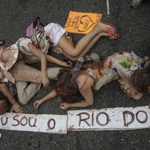 Grupo protesta contra o desastre ambiental de Mariana (MG), que resultou na contaminação do rio Doce - Antonio Lacerda/EFE