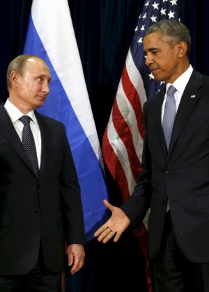 O presidente dos Estados Unidos Barack Obama estende a mão para cumprimentar o presidente da Rússia Vladimir Putin, durante seu encontro na Assembleia Geral das Nações Unidas