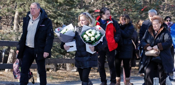 Familiares de vítimas do acidente com o avião Germanwings chegam para cerimônia no memorial em Le Vernet, na França - Jean-Paul Pelissier/Reuters