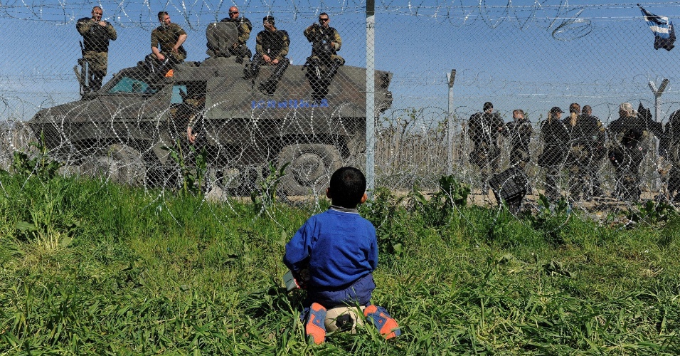 12.abr.2016 - Cerca marca a fronteira entre a Macedônia e a Grécia no campo improvisado de refugiados na vola grega de Idomeni. Um recente acordo assinado entre a União Europeia e a Turquia prevê a deportação de migrantes ilegais que entraram na Europa