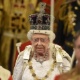 18.mai.2016 - A rainha Elizabeth 2ª caminha pela Galeria Real para o discurso anual de abertura do Parlamento, na Câmara dos Lordes, no Palácio de Westminster, em Londres, Reino Unido - Toby Melville/Reuters