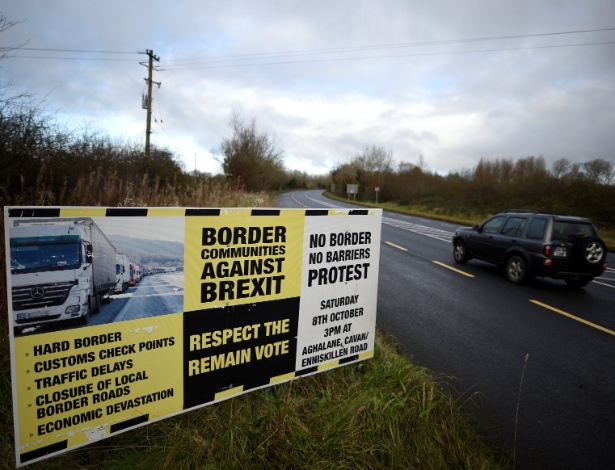 Placa contra o Brexit é vista na fronteira entre County Cavan, na Irlanda e County Fermanagh, na Irlanda do Norte, perto de Woodford - CLODAGH KILCOYNE/REUTERS