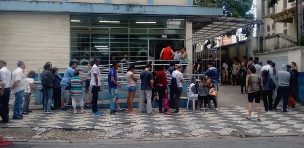 Fila para atendimento em posto de saúde em São Paulo - Fernando Cymbaluk/UOL