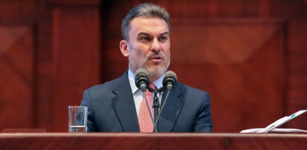 Serrano, em discurso no plenário da Assembleia Nacional, que aprovou sua destituição - Xinhua