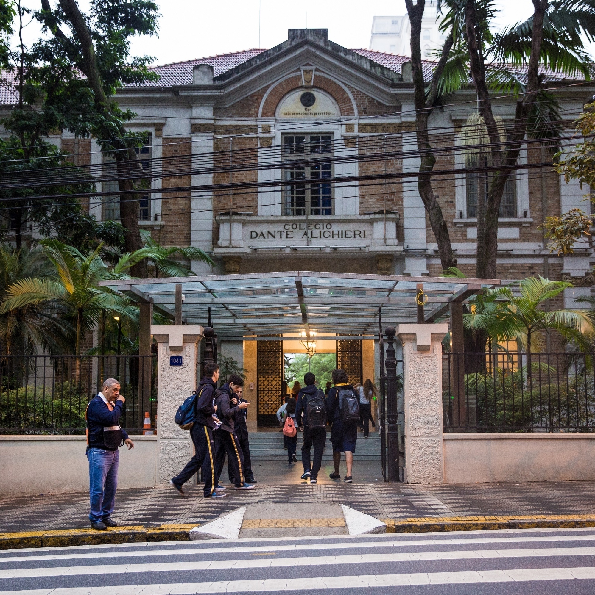 Col gios e universidades fazem parceria para aulas optativas no