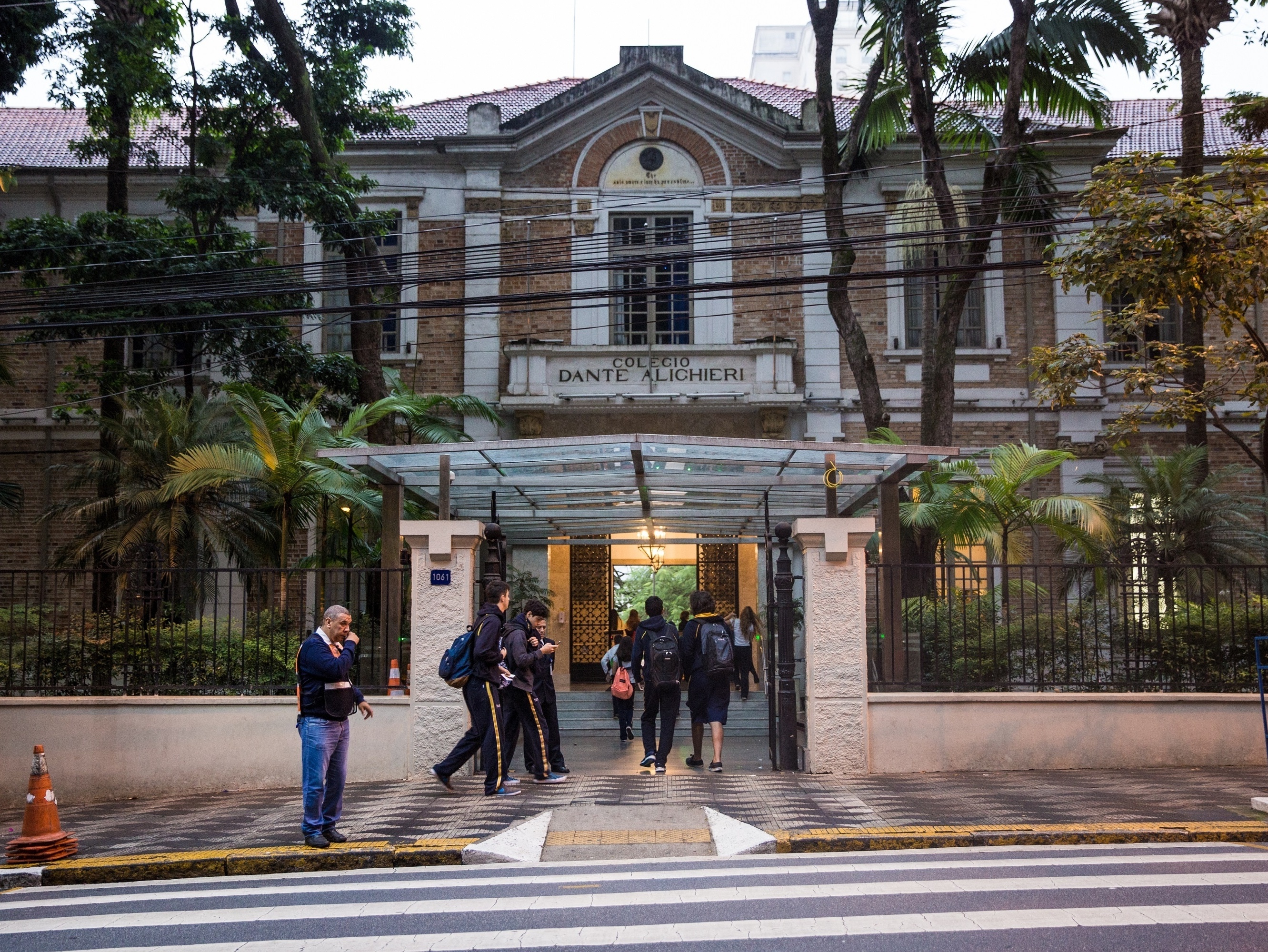 Col gios e universidades fazem parceria para aulas optativas no