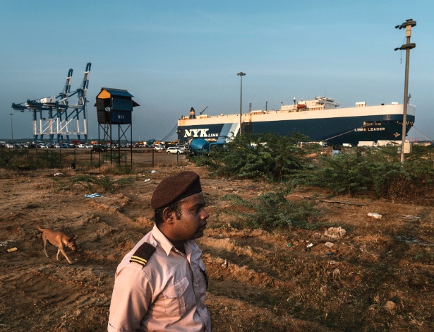 Segurança vigia porto de Hambantota, no Sri Lanka - Adam Dean/The New York Times