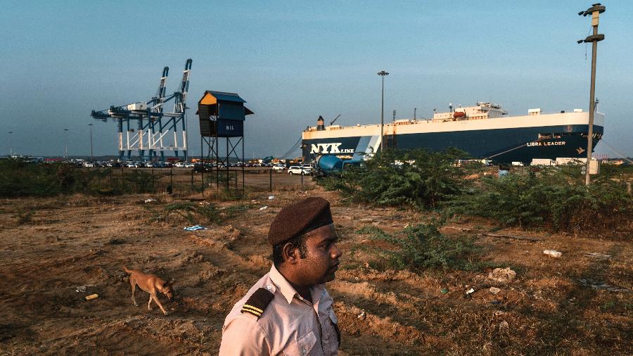 Segurança vigia porto de Hambantota, no Sri Lanka, que acabou vendido para os chineses - Adam Dean/The New York Times