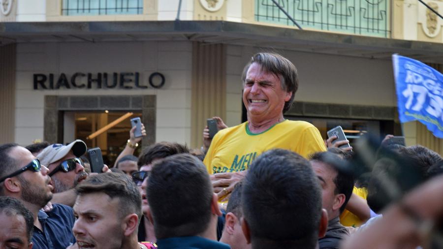 6.set.2018 - Jair Bolsonaro (PSL) é esfaqueado durante ato de campanha em Juiz de Fora (MG) - Raysa Leite/AFP