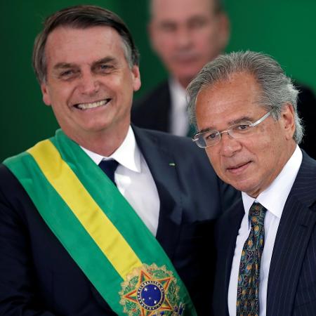 Jair Bolsonaro cumprimenta o ministro da economia Paulo Guedes durante a cerimônia de posse - Ueslei Marcelino/Reuters