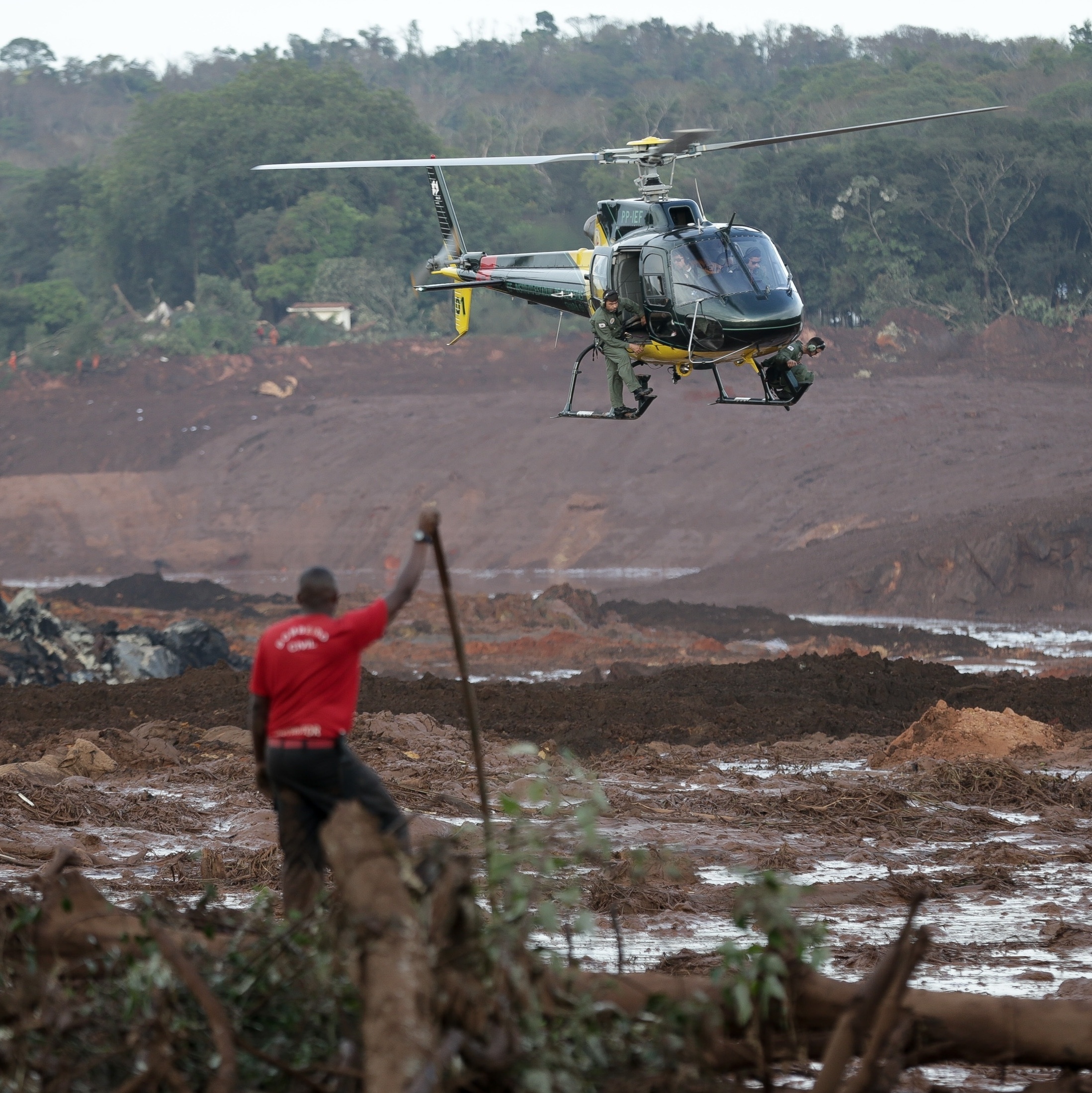 Diretamente do seu helicóptero, o Bispo Samuel Ferreira saúda a