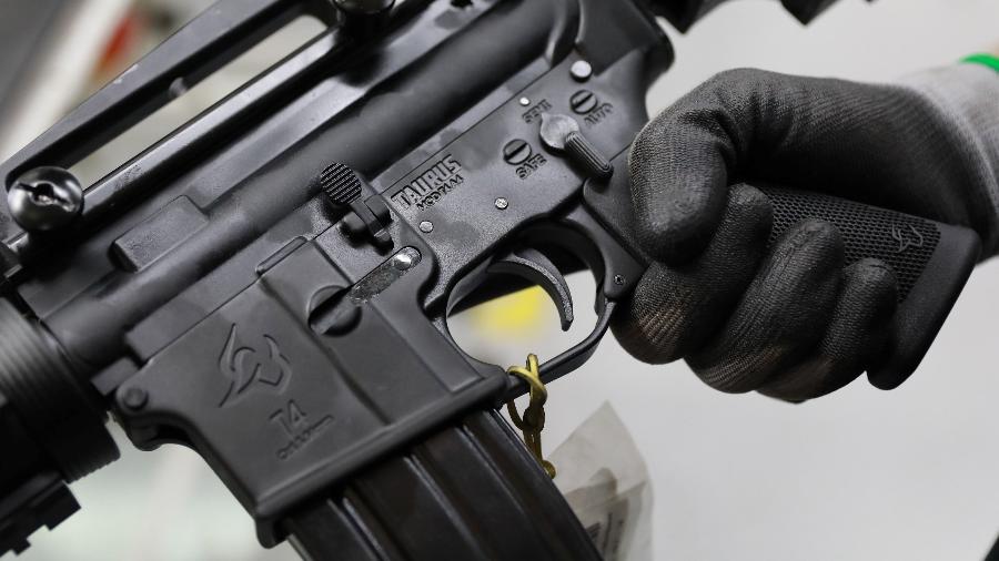 Arma da Taurus, em filial da empresa, em São Leopoldo, no Rio Grande do Sul - 15.jan.2019 - Diego Vara/Reuters