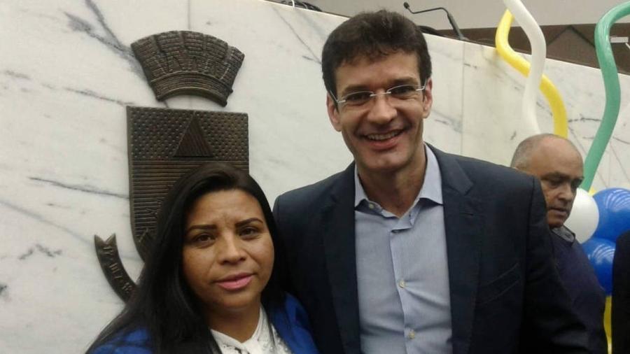 A então candidata Zuleide Oliveira com Marcelo Álvaro Antônio - Reprodução