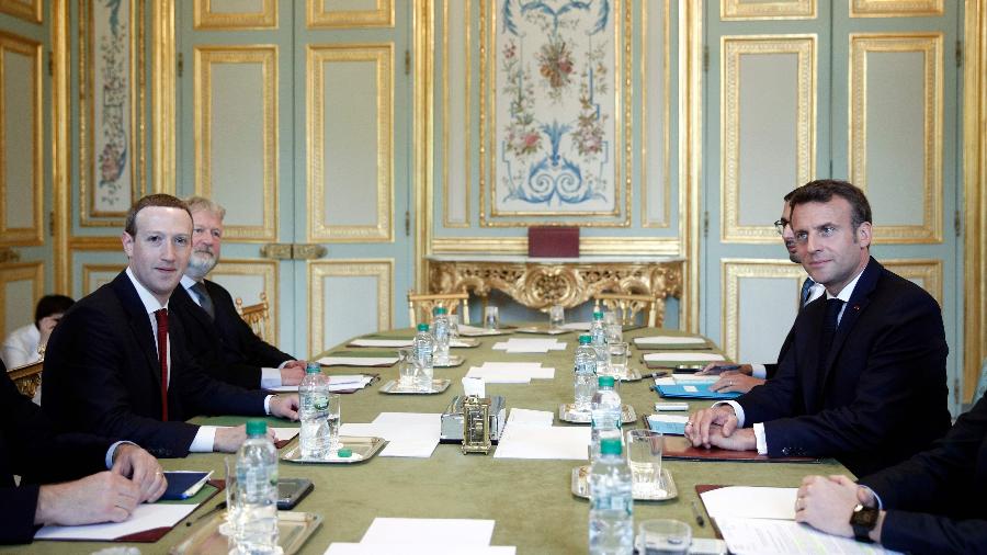 O presidente da França, Emmanuel Macron, posa com executivo-chefe e cofundador do Facebook, Mark Zuckerberg, antes de sua reunião no palácio Elysee, em Paris - Yoan Valat/AFP