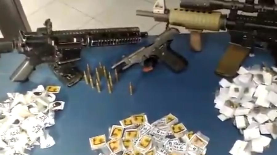 Fuzis, pistola e drogas apreendidos em operação da PM em Cidade de Deus, no Rio - Divulgação/PM-RJ