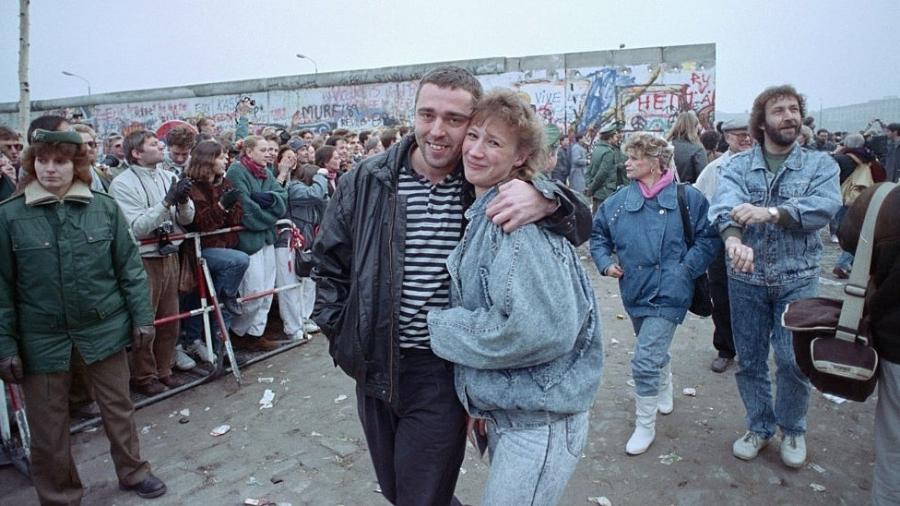 Uma multidão se reuniu diante do Muro de Berlim após os anúncios feitos em uma entrevista coletiva que mudou o mundo - Getty Images