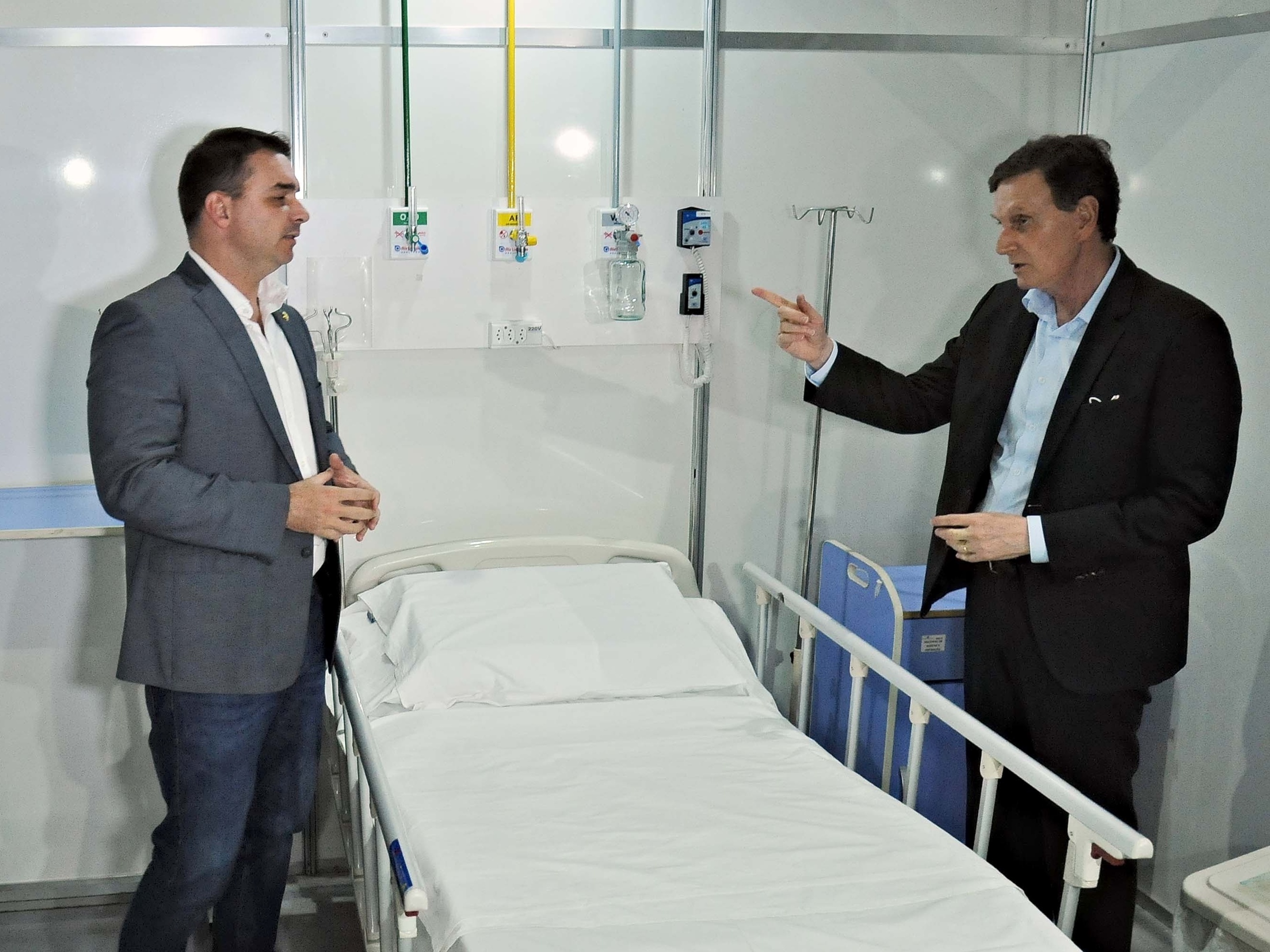 Por apoio de Bolsonaro, Crivella quer abrir comércio com covid em ascensão