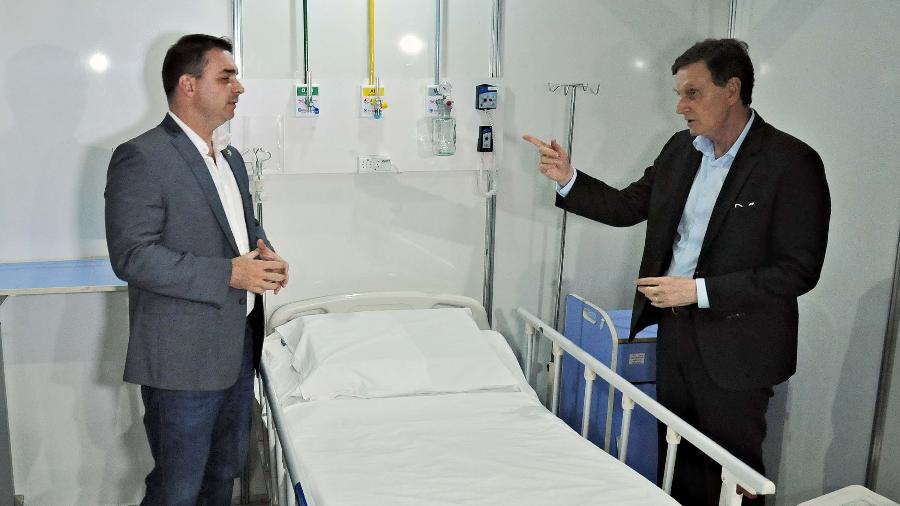 10.abr.2020 - Crivella (d) e Flávio Bolsonaro conhecem as instalações das obras do hospital de campanha do RioCentro - SAULO ANGELO/FUTURA PRESS/FUTURA PRESS/ESTADÃO CONTEÚDO