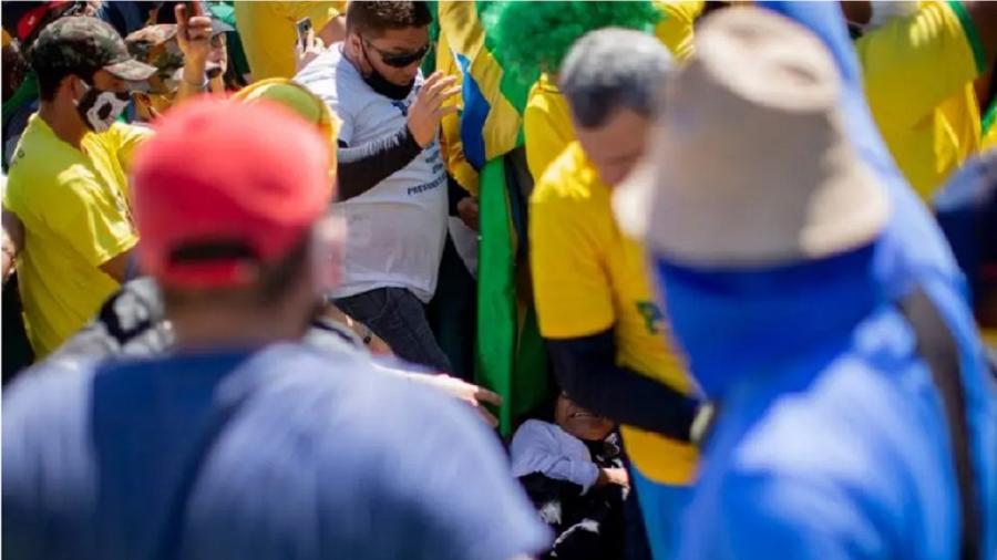 Fotógrafo Dida Sampaio é covardemente atacado pelos fascitoides de Jair Bolsonaro em manifestação golpista. O presidente viu ali um exemplo de amor pela democracia - Foto: Ueslei Marcelino/Reuters