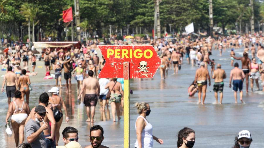 Praia do Embaré, na cidade Santos (SP), com concentração de banhistas em agosto, durante a pandemia do novo coronavírus - Fernanda Luz/Agif - Agência de Fotografia/Estadão Conteúdo