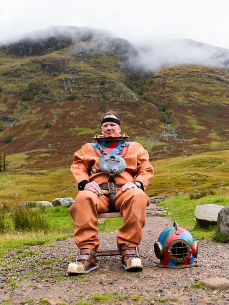 Homem escala montanha de 1300 metros com roupa de mergulho de 60 quilos - Divulgação/Twitter