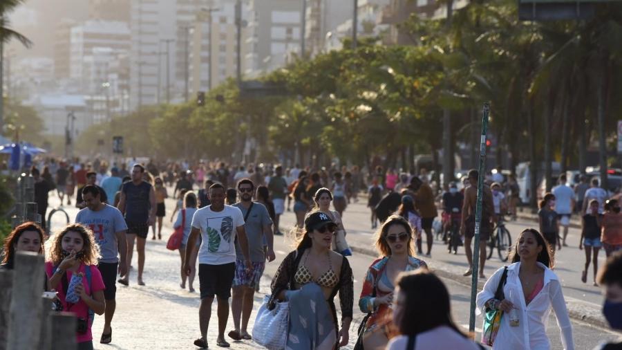 Movimentação na praia de Ipanema, na capital fluminense; apesar da pandemia, muitas pessoas circulam sem máscaras - GABRIEL BASTOS/ESTADÃO CONTEÚDO