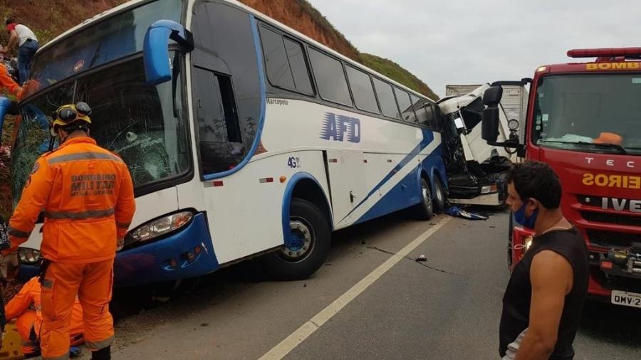 Acidente entre carreta e ônibus matou duas mulheres em MG - Divulgação/CBMMG