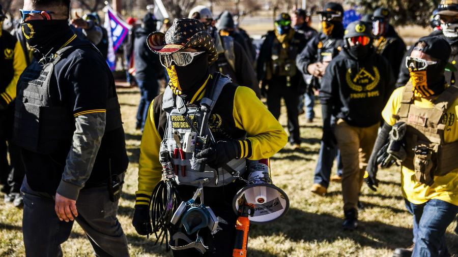 Integrantes do movimento extremista proud boys na invasão ao Capitólio -  Michael Ciaglo/Getty Images/AFP 