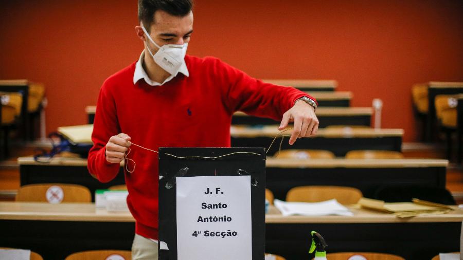 23.jan.2021 - Mesário prepara local de votação em seção de voto em Lisboa. País elege hoje novo presidente - REUTERS/Pedro Nunes