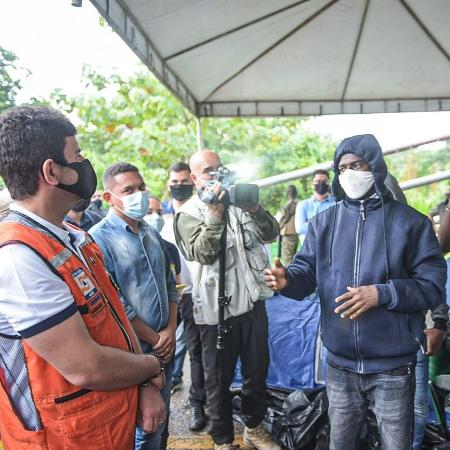 Imigrantes acampados na Ponte de Integração conversaram na semana passada com governador do Acre, Gladson Cameli (de jaqueta laranja) - Diego Gurgel/Acre/Divulgação