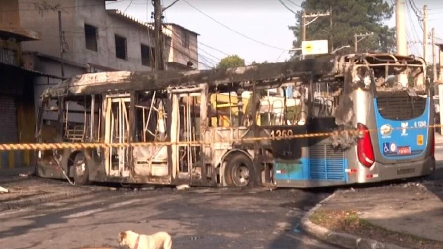 Ônibus incendiado na região do Grajaú, zona Sul de São Paulo  - Reprodução/TV Globo
