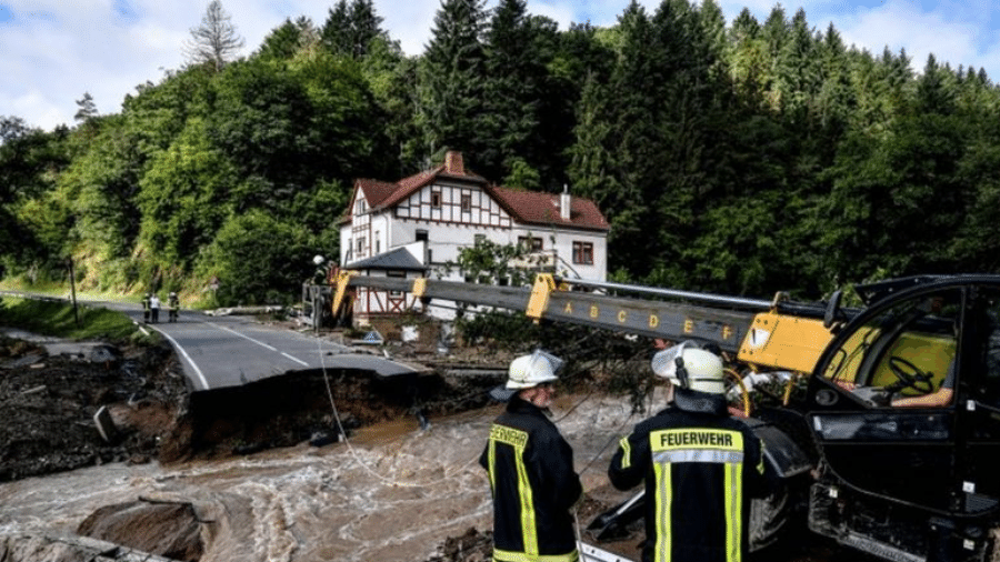 Bombeiros fazem resgates e tentar reparar os danos causados ??pelas enchentes em Schuld, na Alemanha - EPA