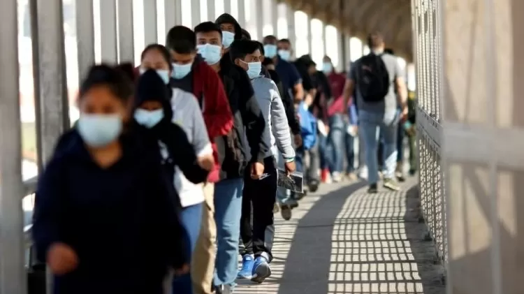 Migrantes expulsos dos EUA sendo mandados de volta ao México, sob a medida conhecida como Title 42 - que advogada diz se tratar de uma violação de direitos - Reuters - Reuters