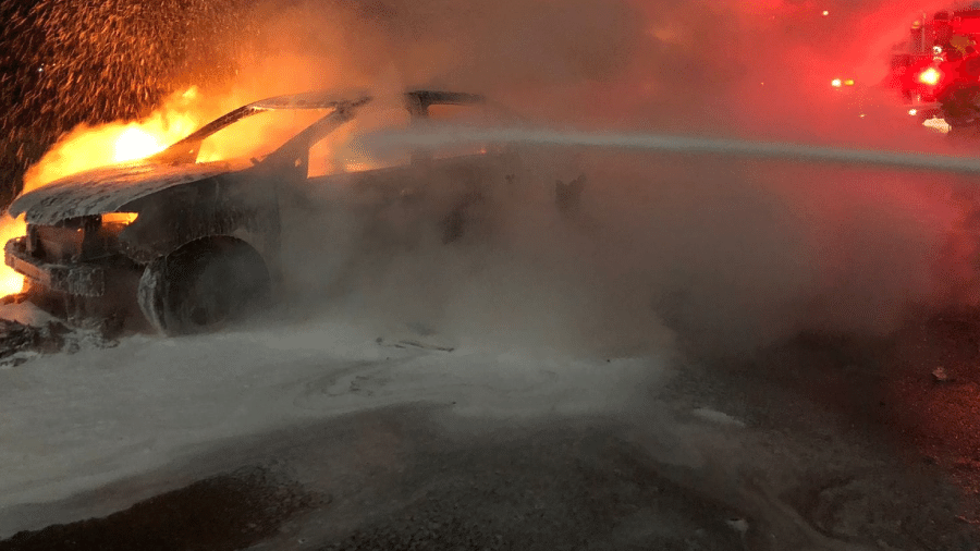 Carro consumido pelo fogo em Água Doce