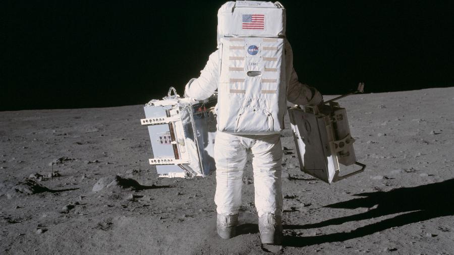 Astronauta Buzz Aldrin carrega componentes na superfície da Lua durante missão do Apollo 11 - Nasa