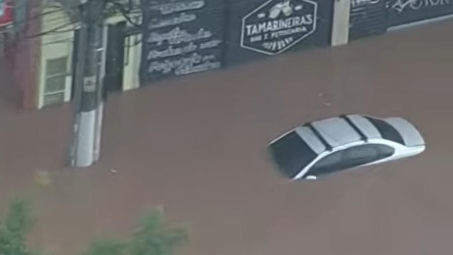 Carros ficaram ilhados e alguns ficaram submersos na zona leste de São Paulo - Band/Reprodução de vídeo