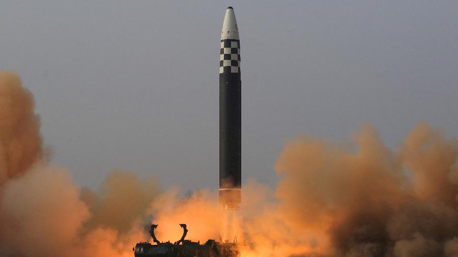 A Coreia do Norte disparou, neste sábado (7), um míssil balístico lançado de um submarino (SLBM), anunciou o Exército sul-coreano - KCNA/via REUTERS