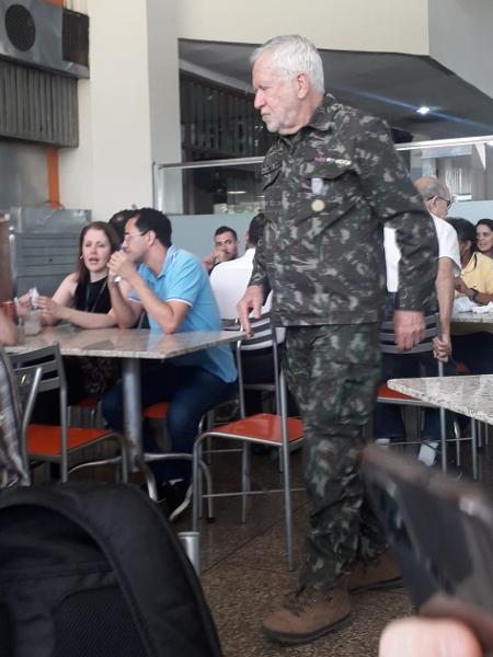 Alexandre Garcia veste farda em restaurante de Brasília - Twitter Venssa Lippelt