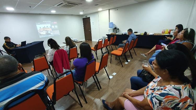 Moradores participantes da ação assistem, em Maceió, a audiência na Holanda