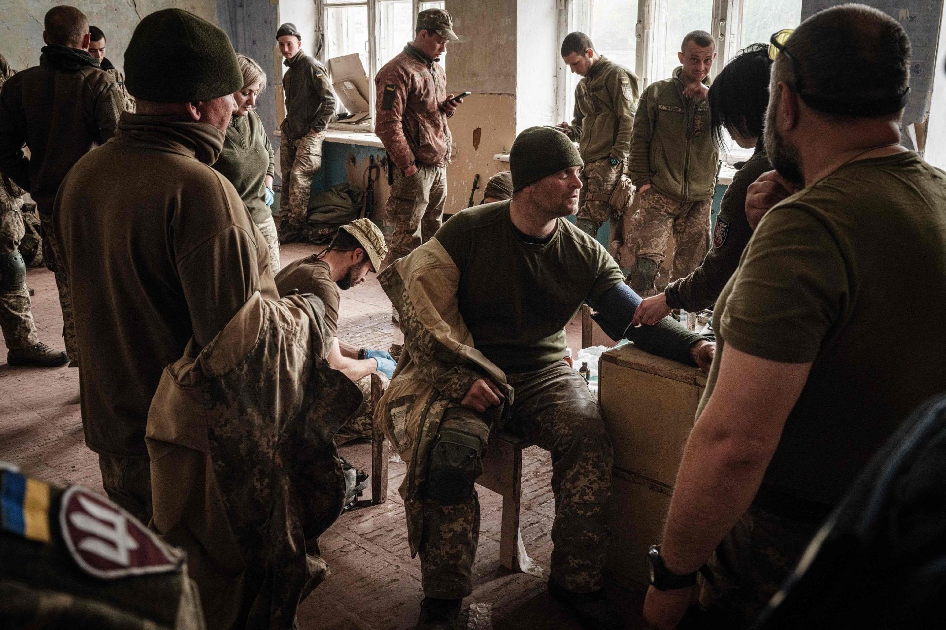April 30, 2022 - Ukrainian soldiers receive medical treatment when they arrive at an abandoned building to rest in Kramatorsk, eastern Ukraine, after two months of fighting on the front lines - April 30, 2022 - Yasuyoshi Chiba/AFP