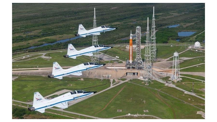 Aviões T-38, equipamento de treinamento de astronautas na Nasa, sobrevoam o SLS na plataforma de lançamento - Nasa