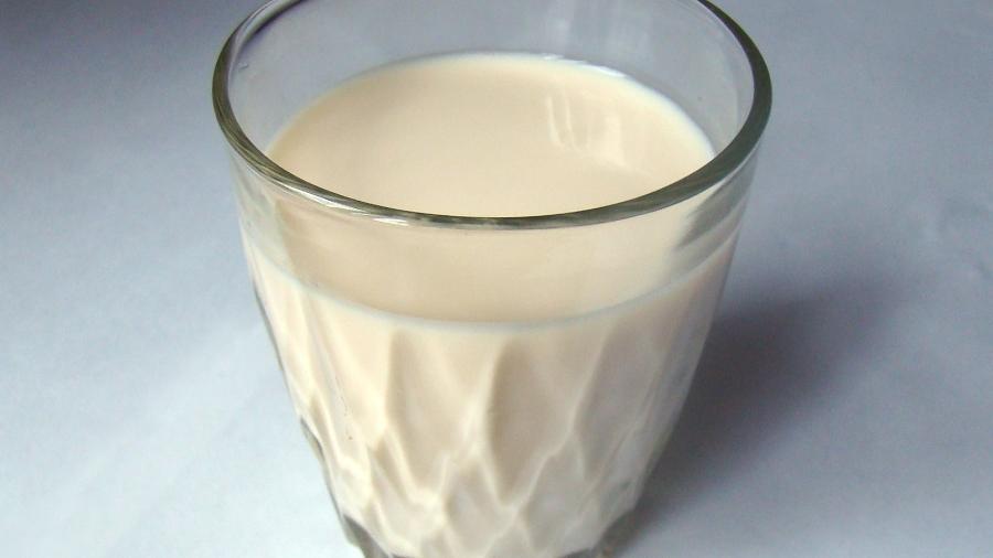 Os acusados misturavam água oxigenada e soda cáustica ao leite para prolongar a preservação do produto - Reprodução/Wikimedia Commons